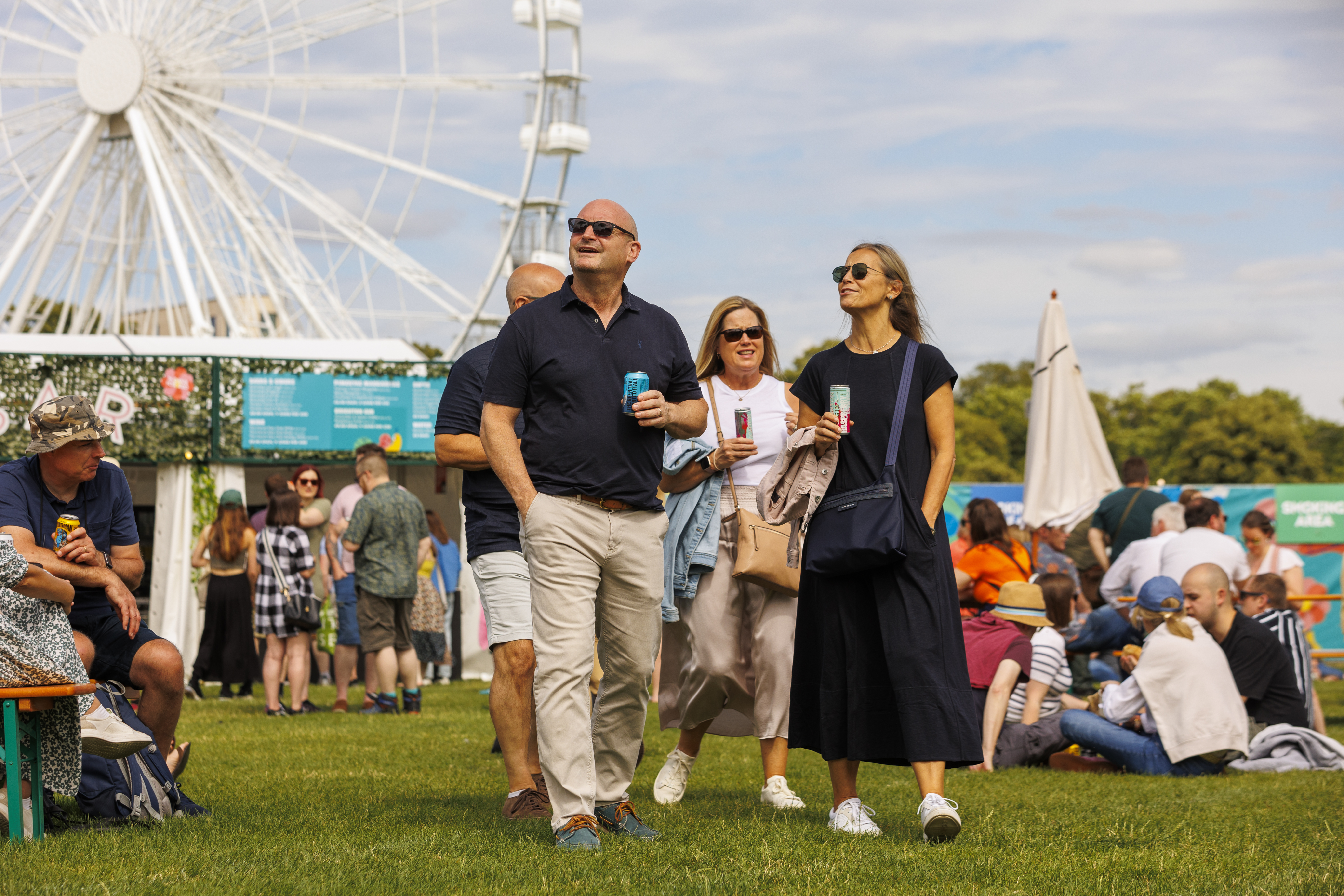 R6 LW6533 Cambrdge Comedy Garden 210724 Lloyd Winters