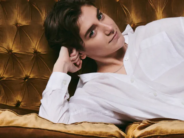 Sarah Keyworth 25